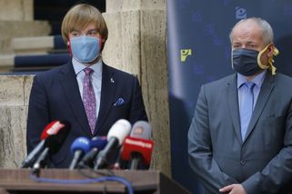 Česko mohlo mít daleko víc vakcín. Vojtěch s Prymulou je neobjednali - Novinky